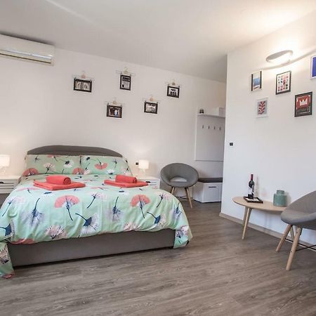 פורץ Caprice Studio Apartment מראה חיצוני תמונה